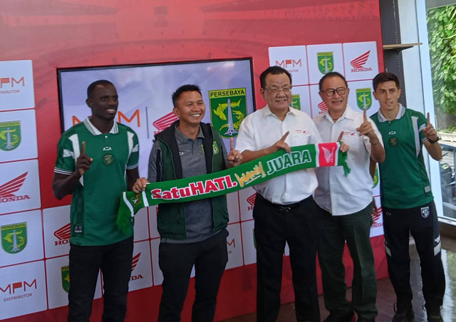 CEO Persebaya Azrul Ananda (dua dari kiri). Foto: Masruroh/Basra