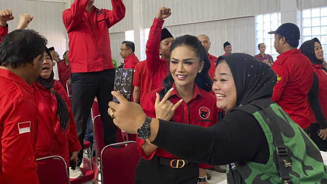 Penyanyi dan Politikus PDIP, Kris Dayanti saat di Kantor DPD PDI Perjuangan Jatim di Surabaya, Selasa (30/7/2024). Foto: Farusma Okta Verdian/kumparan