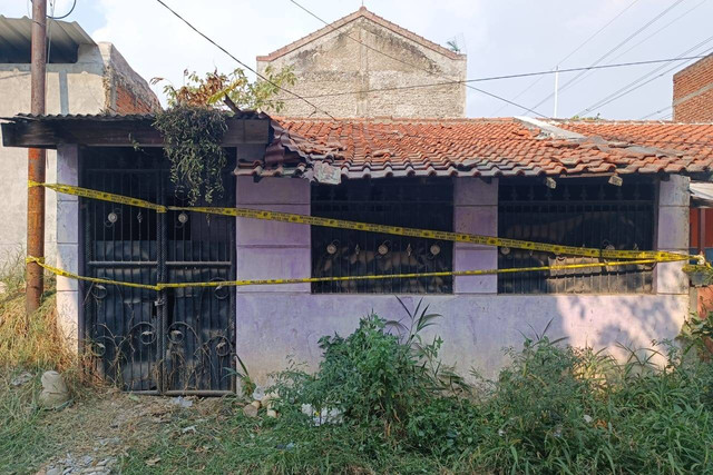 Rumah tempat kerangka ibu dan anak ditemukan di Kecamatan Ngamprah, Kabupaten Bandung Barat, Selasa (30/7/2024). Foto: Robby Bouceu/kumparan