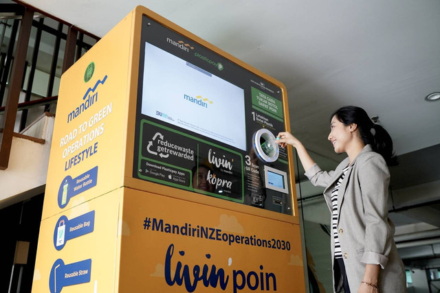 Mesin reverse vending machine (RVM) sebagai mesin daur ulang botol plastik yang diletakkan di beberapa titik titik kantor operasional Bank Mandiri. Foto: Dok. Bank Mandiri