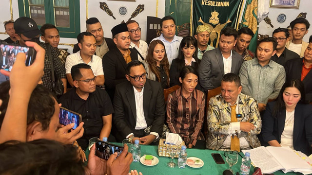 Iptu Rudiana (kiri bawah) bersama Tim Hotman Paris Foto: Dok. kumparan