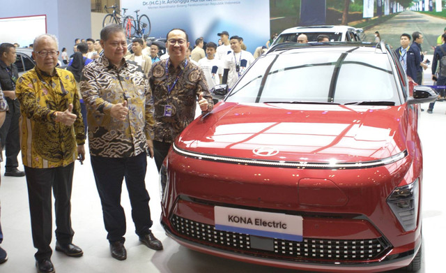 Yohannes Nangoi, Ketua Umum GAIKINDO; Airlangga Hartarto, Menteri Koordinator Bidang Perekonomian Republik Indonesia; Arie Hermawan Head of Marketing Department PT Hyundai Motors Indonesia di area booth Hyundai di Hall 10 ICE BSD. Foto: dok. HMID