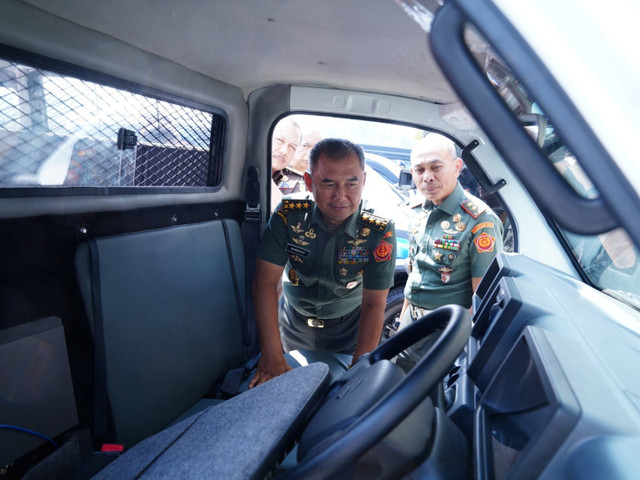 Kepala Staf Umum (Kasum) TNI,  Letjen TNI Bambang Ismawan, saat menerima hibah 2 unit Mobil Kawal dan 8 unit Mobil Tahanan Militer, dari Kejaksaan RI di Ruang Hening Gedung Soedirman, Mabes TNI, Cilangkap, Jakarta Timur, Selasa (30/7/2024).  Foto: Dok. Puspen TNI