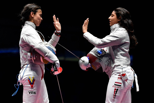 Alejandra Jhonay Benitez Romero dari Venezuela (Kiri) dan Nada Hafez dari Mesir saat Olimpiade Rio di Brazil. Foto: Fabrice Coffrini/AFP