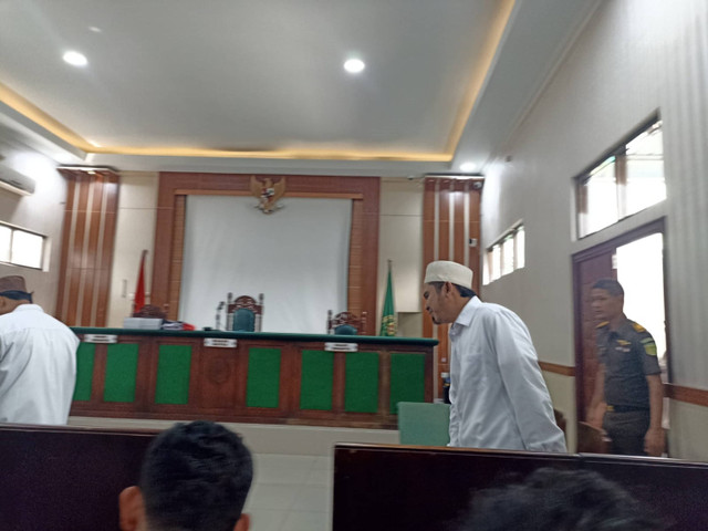 Samsudin Jadab atau Gus Samsudin dan dua krunya saat sidang putusan di Pengadilan Negeri Blitar Foto: Dok. Istimiewa