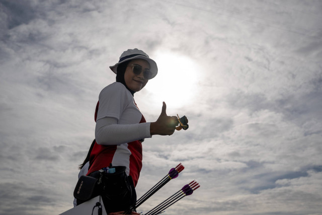 Pemanah putri Indonesia Diananda Choirunisa mengangkat jempol saat berjalan usai mengambil anak panah saat mengikuti babak kualifikasi panahan nomor perorangan putri Olimpiade Paris 2024 di Esplanade des Invalides, Paris, Prancis, Kamis (25/7/2024). Foto: Wahyu Putro A/ANTARA FOTO