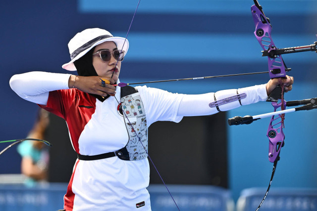 Pemanah putri Indonesia Diananda Choirunisa mengangkat jempol saat berjalan usai mengambil anak panah saat mengikuti babak kualifikasi panahan nomor perorangan putri Olimpiade Paris 2024 di Esplanade des Invalides, Paris, Prancis, Kamis (25/7/2024). Foto: Wahyu Putro A/ANTARA FOTO