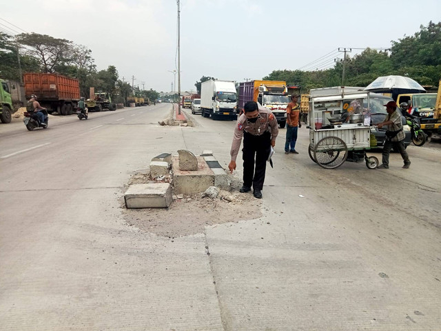 Polisi saat melakukan olah TKP kecelakaan di Jalan Soekarno Hatta tepatnya dekat Lorena, Kelurahan Kali Balau Kencana, Tanjung Karang Timur. | Foto: Dok Satlantas Polresta Bandar Lampung