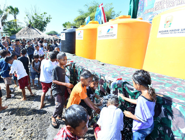 Pertamina bekerja sama dengan TNI AD membangun sarana air bersih untuk masyarakat di Desa Manusak, Kecamatan Kupang Timur, Kabupaten Kupang, Selasa (30/7/2024). Foto: Dok. Pertamina