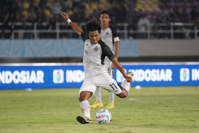 Pemain Persija Jakarta Firza Andika mencetak gol ke gawang Borneo FC pada pertandingan semifinal Piala Presiden 2024 di Stadion Manahan, Solo, Selasa (30/7/2024). Foto: Persija Jakarta