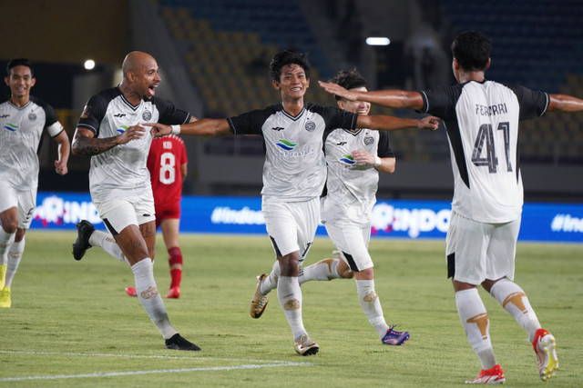 Selebrasi pemain Persija Jakarta Firza Andika usai mencetak gol ke gawang Borneo FC pada pertandingan semifinal Piala Presiden 2024 di Stadion Manahan, Solo, Selasa (30/7/2024). Foto: Persija Jakarta