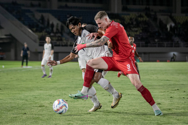 Pemain Borneo FC Samarinda Leonardo Andriel Dos Santos berebut bola dengan pemain Persija Jakarta Firza Andika pada pertandingan semifinal Piala Presiden 2024 di Stadion Manahan, Solo, Jawa Tengah, Selasa (30/7/2024). Foto: Mohammad Ayudha/ANTARA FOTO