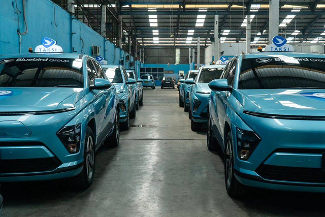 Wujud Hyundai Kona Electric menjadi taksi listrik baru Blue Bird Group. Foto: Instagram/@sigitdjokosoetono