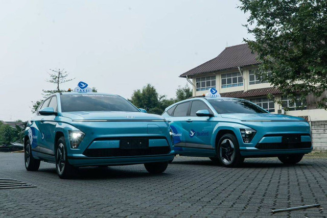 Wujud Hyundai Kona Electric menjadi taksi listrik baru Blue Bird Group. Foto: Instagram/@sigitdjokosoetono