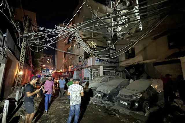 Bangunan di Beirut yang rusak akibat serangan udara Israel, Selasa (30/7) Foto: Hussein Malla/AP PHOTO