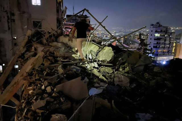 Bangunan di Beirut yang rusak akibat serangan udara Israel, Selasa (30/7) Foto: Hussein Malla/AP PHOTO