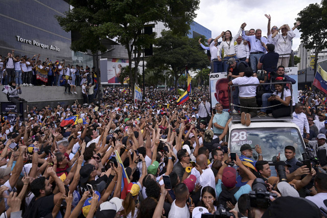 Orang-orang berkumpul untuk memprotes hasil pemilu yang memberikan masa jabatan ketiga bagi Presiden Venezuela Nicolas Maduro, di Caracas, Venezuela, Rabu (31/7/2024). Foto: Gaby Oraa/REUTERS