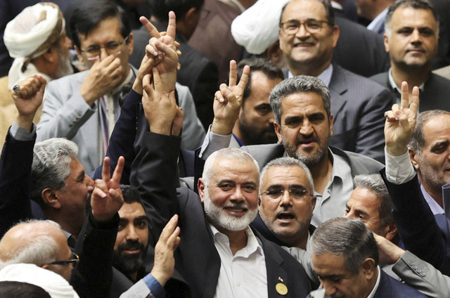 Pemimpin tertinggi kelompok Palestina Hamas, Ismail Haniyeh, menghadiri upacara pengambilan sumpah Presiden Iran yang baru, Masoud Pezeshkian di parlemen di Teheran, Iran, Rabu (31/7/2024). Foto: Majid Asgaripour / WANA / via REUTERS