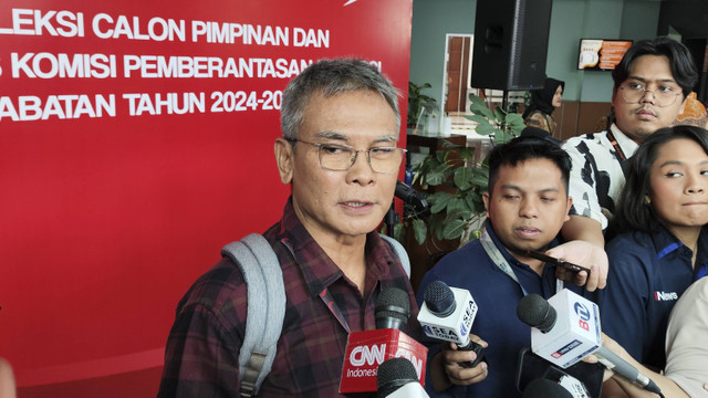 Johan Budi usia mengikuti tes tertulis seleksi capim KPK. Foto: Jonathan Devin/kumparan