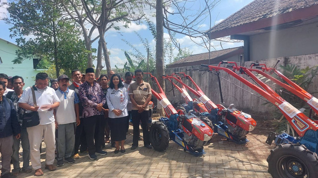 Penyerahan bantuan Alsintan dari Pemprov Jatim kepada perwakilan kelompok tani di Kabupaten Bojonegoro. Rabu (31/07/2024) (Aset: Imam BeritaBojonegoro)