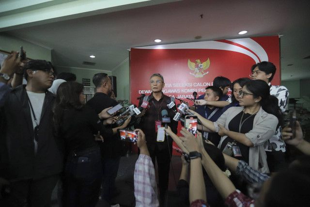 Johan Budi usai mengikuti tes tulis capim KPK di Pusat Pengembangan Kompetensi ASN Kementerian Sekretariat Negara, Jakarta, Rabu (31/7/2024). Foto: Jamal Ramadhan/kumparan