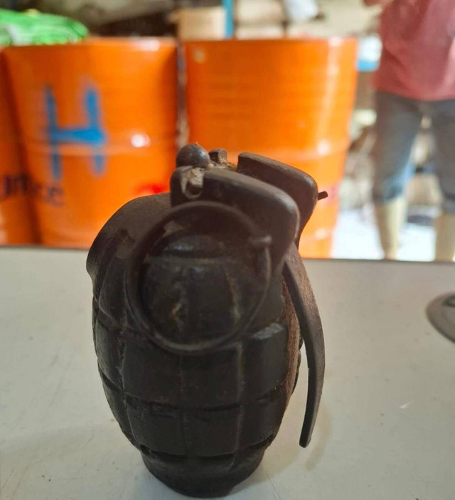 Granat tangan aktif yang ditemukan di gudang barang bekas di Kubu Raya. Foto: Dok. Polres Kubu Raya