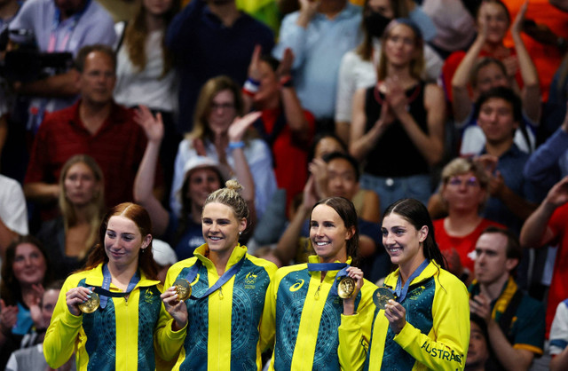Peraih medali emas Mollie O'Callaghan dari Australia, Emma McKeon dari Australia, Meg Harris dari Australia, Shayna Jack dari Australia berselebrasi setelah memenangkan pertandingan renang di Paris La Defense Arena, Nanterre, Prancis, Jumat (27/7/2024). Foto: Ueslei Marcelino/Reuters