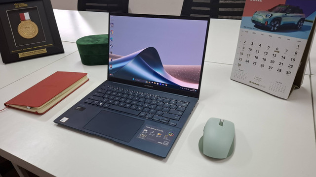 Asus Zenbook 14 OLED (UX3405). Foto: Muhammad Fikrie/kumparan