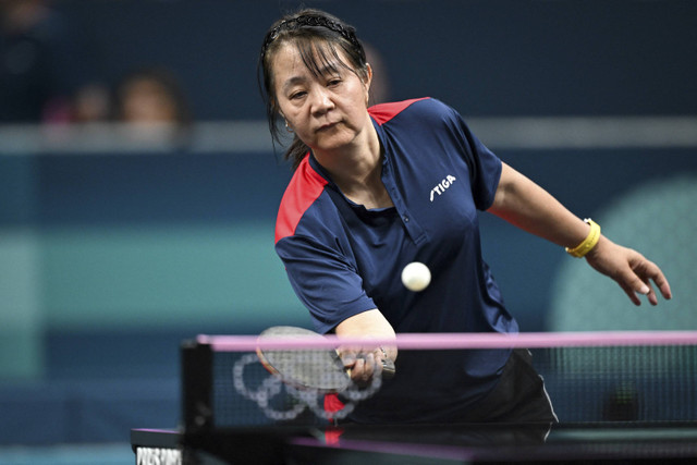 Atlet tenis meja asal Chile bernama Zhiying Zeng yang berhasil debut Olimpiade di usia 58 tahun.Foto: Jung Yeon-je/AFP