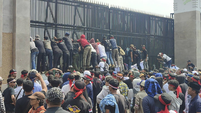 Massa dari Banten menggoyang pagar Gedung DPR RI saat aksi terkait pembentukan Kabupaten Cilangkahan, Rabu (31/7/2024). Foto: Rachmadi Rasyad/kumparan