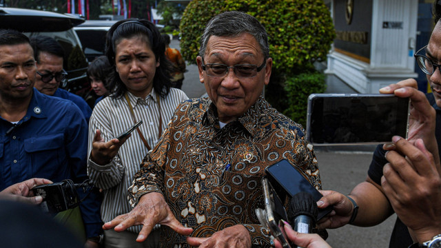 Menteri ESDM Arifin Tasrif menjawab pertanyaan wartawan usai mengikuti rapat terbatas bersama Presiden dan Wapres di halaman Istana Negara, Jakarta, Rabu (31/7/2024). Foto: Muhammad Adimaja/ANTARA FOTO