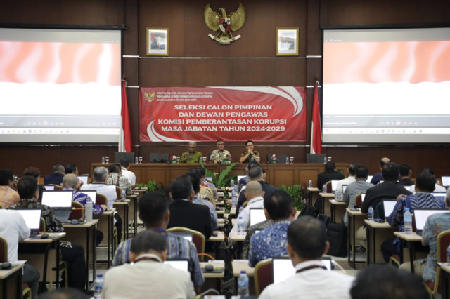 Sejumlah peserta mengikuti ujian seleksi Calom pimpinan KPK di Gedung KPK, Jakarta, Rabu (31/7/2024).  Foto:  Humas Kemensetneg