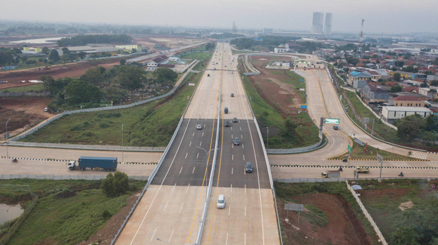 Foto udara sejumlah kendaraan melintas di jalan Tol Cimanggis-Cibitung, Setu, Kabupaten Bekasi, Jawa Barat, Rabu (10/7/2024).  Foto: Fakhri Hermansyah/ANTARA FOTO