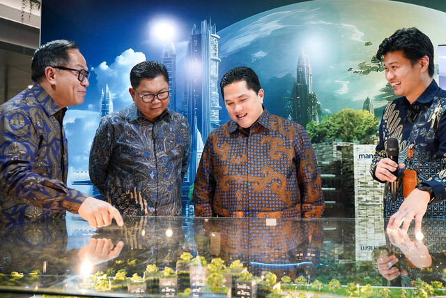 Menteri BUMN Erick Thohir (kedua dari kanan) bersama Direktur Utama Bank Mandiri, Darmawan Junaidi (kedua dari kiri) pada peresmian Gedung Nawasena Mandiri Corporate University di Kawasan Mandiri Wijayakusuma, Jalan Daan Mogot, Jakarta Barat. Foto: Dok. Bank Mandiri