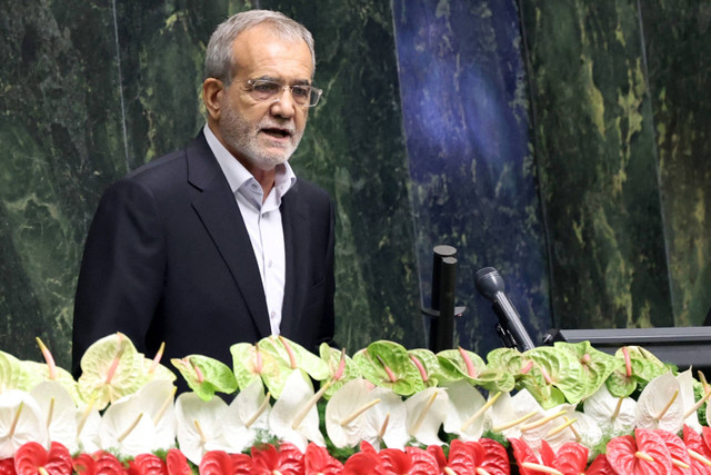 Presiden Iran yang baru, Masoud Pezeshkian, berpidato di hadapan para hadirin setelah upacara pengambilan sumpah jabatan di parlemen di Teheran, pada 30 Juli 2024. Foto: AFP