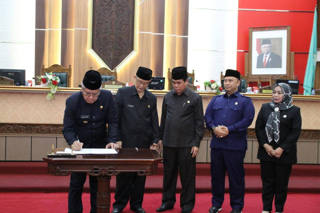 Pj Gubernur Kalbar saat menandatangani persetujuan bersama Raperda Provinsi Kalbar tentang RPJPD Tahun 2025-2045. Foto: Dok. Adpim Pemprov Kalbar