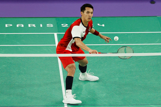 Tunggal putra Indonesia Jonatan Christie saat melawan tunggal putra India Lakshya Sen pada babak penyisihan Olimpiade 2024 di Porte De La Chapella Arena, Paris, Prancis, Rabu (31/7/2024). Foto: Hamad I Mohammed/ REUTERS