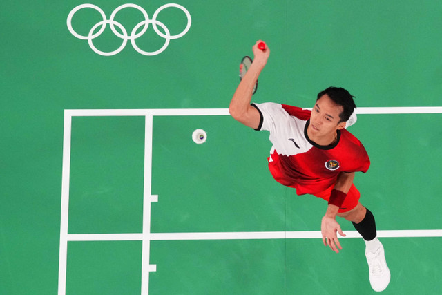 Tunggal putra Indonesia Jonatan Christie saat melawan tunggal putra India Lakshya Sen pada babak penyisihan Olimpiade 2024 di Porte De La Chapella Arena, Paris, Prancis, Rabu (31/7/2024). Foto: Hamad I Mohammed/ REUTERS