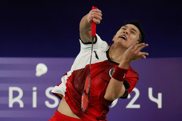 Tunggal putra Indonesia Jonatan Christie saat melawan tunggal putra India Lakshya Sen pada babak penyisihan Olimpiade 2024 di Porte De La Chapella Arena, Paris, Prancis, Rabu (31/7/2024). Foto: Hamad I Mohammed/ REUTERS