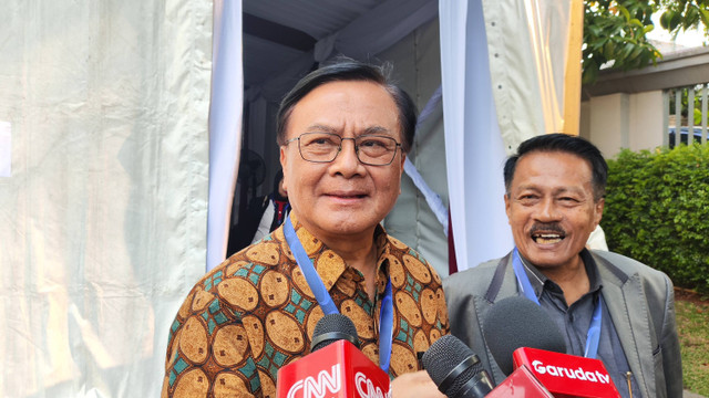 Ketua Harian Kompolnas Benny Mamoto menjawab pertanyaan wartawan usai dijumpai di Pusat Pengembangan ASN Kemensetneg, Jakarta Selatan, Rabu (31/7/2024). Foto: Jonathan Devin/kumparan