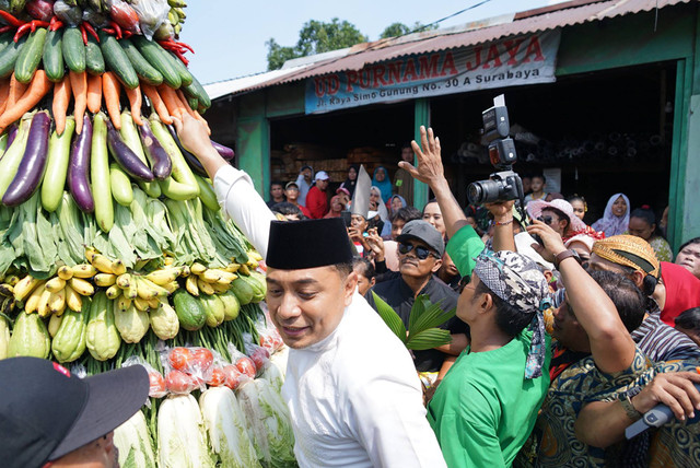 Wali Kota Surabaya Eri Cahyadi saat ikut sedekah bumi. Foto: Diskominfo Surabaya