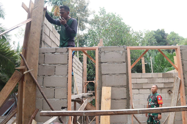 Pembangunan rumah warga Desa Benuang melalui program TMMD Kodim Mempawah. Foto: Dok. Pendim Mempawah