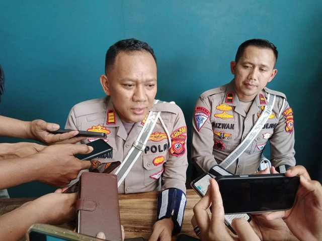 Kasatlantas Polres Cirebon Kota, AKP Ngadiman, saat memberikan keterangan pers. Foto: Tarjoni/Ciremaitoday