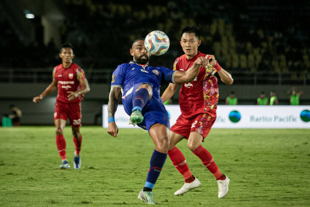 Pemain Persis Solo Sutanto Tan berebut bola dengan pemain Arema FC Dalberto Luan Belo pada pertandingan semifinal Piala Presiden 2024 di Stadion Manahan, Solo, Jawa Tengah, Rabu (31/7/2024). Foto: Mohammad Ayudha/ANTARA FOTO