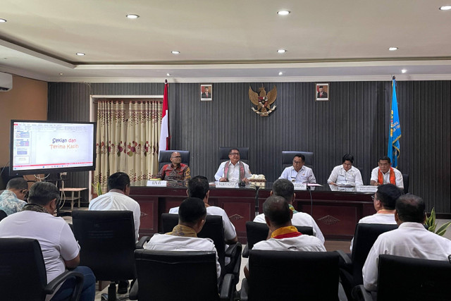 Rapat koordinasi penyelesaian aset Personil, Pendanaan, Sarana Prasana dan Dokumentasi (P3D) antara Pemerintah Kabupaten Kupang dengan Pemerintah Kota Kupang, di Kantor Wali Kota Kupang, Nusa Tenggara Timur (NTT), Rabu (31/7/2024). Foto: Fadhil Pramudya/kumparan