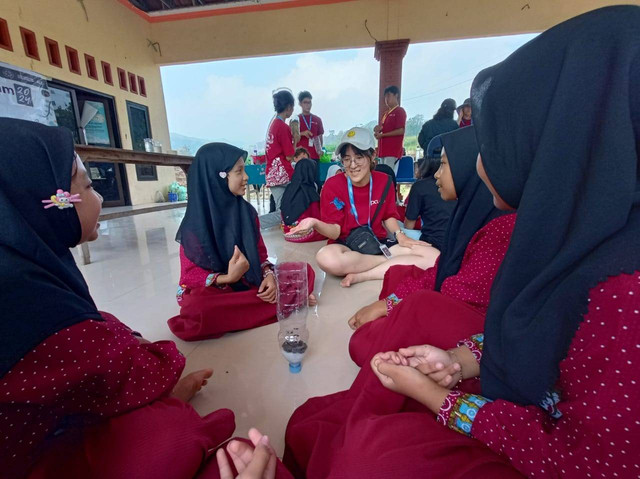 Siswa SDN Sumberjati, Kabupaten Mojokerto, saat bermain bersama salah satu mahasiswa asing PCU. Foto: Masruroh/Basra