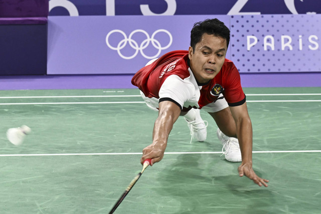 Pebulu tangkis tunggal putra Indonesia Anthony Sinisuka Ginting mengembalikan kok ke arah pebulu tangkis Prancis Toma Junior Popov pada babak penyisihan grup H Olimpiade Paris 2024 di Porte De La Chapella Arena, Paris, Prancis, Rabu (31/7/2024). Foto: Wahyu Putro A/ANTARA FOTO