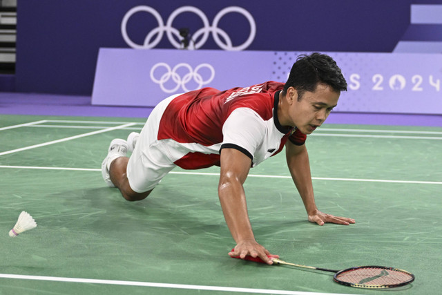 Pebulu tangkis tunggal putra Indonesia Anthony Sinisuka Ginting mengembalikan kok ke arah pebulu tangkis Prancis Toma Junior Popov pada babak penyisihan grup H Olimpiade Paris 2024 di Porte De La Chapella Arena, Paris, Prancis, Rabu (31/7/2024). Foto: Wahyu Putro A/ANTARA FOTO