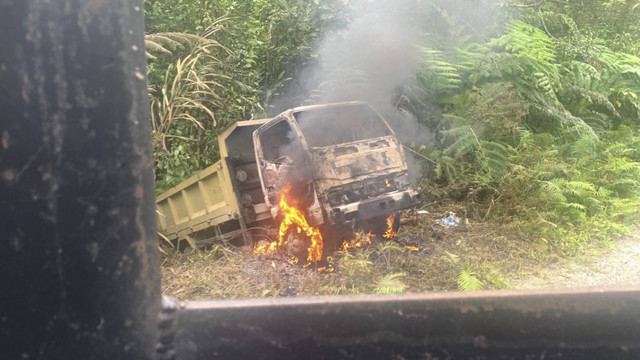 Truk yang dibakar KKB Yahukimo, Papua Pegunungan, Rabu (31/7/2024). Foto: Dok Istimewa