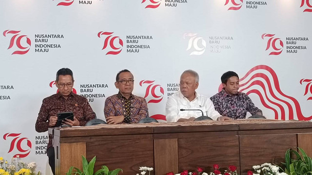 (kiri-kanan) Kasetpres Heru Budi, Mensesneg Pratikno, Menteri PUPR Basuki Hadi Muljono, Wakil Kepala Otorita IKN Raja Juli dalam Konferensi pers bulan kemerdekaan di Kantor Kemensetneg, Jakarta Pusat, Kamis (1/8). Foto: Zamachsyari/kumparan